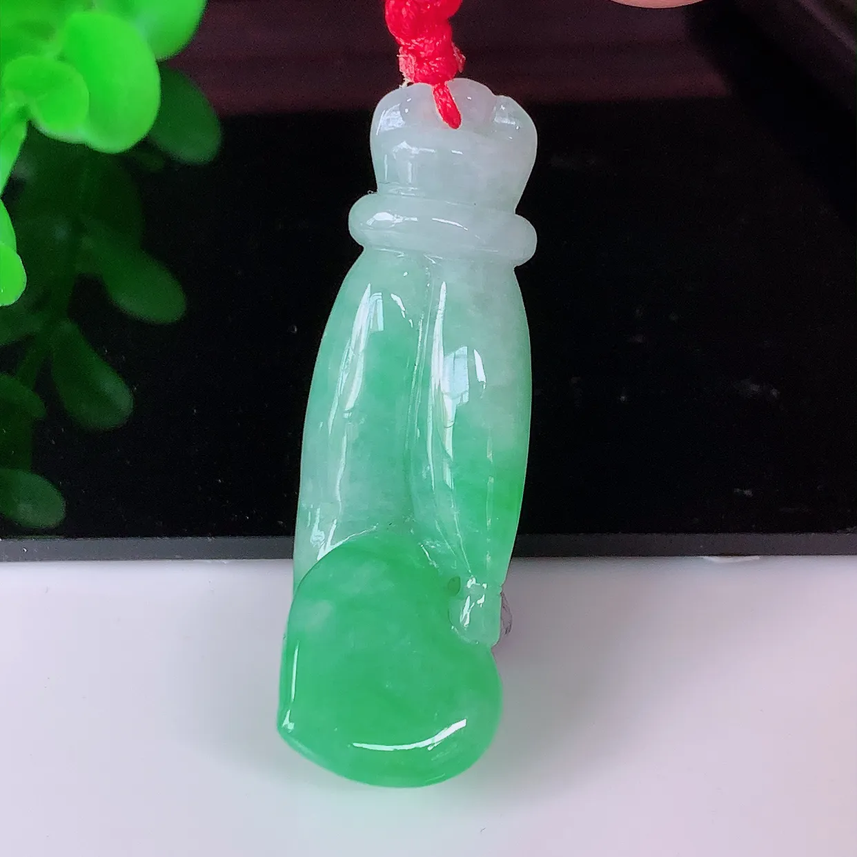 自然光实拍，冰润飘绿翡翠掌上明珠吊坠，种老水足，雕工精湛 ，寓意美好，佩戴时尚出众！#46.12