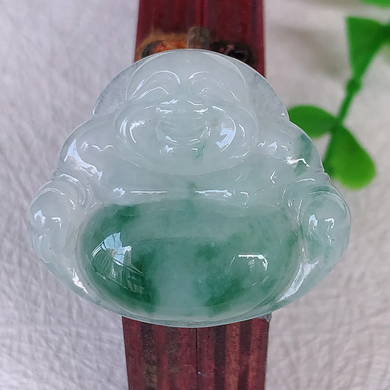 自然光实拍，冰胶飘花佛公吊坠，翡翠笑佛，饱满，开脸喜庆，配戴优雅迷人！#57.12