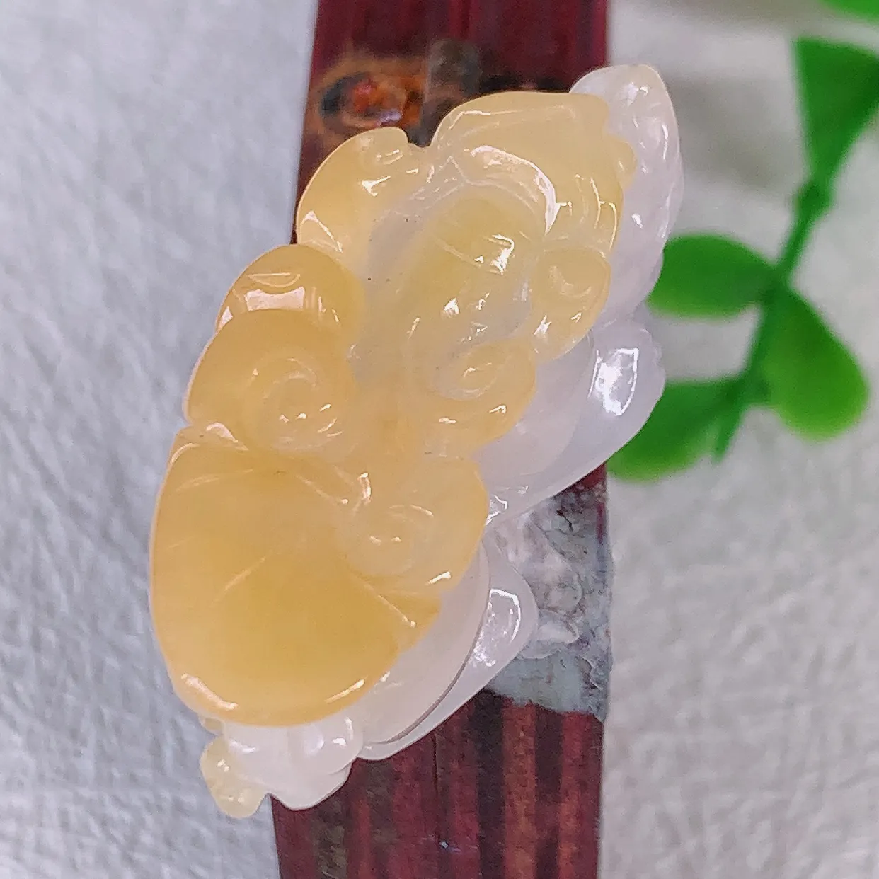 自然光实拍，冰润黄翡双彩翡翠招财貔貅吊坠，民间有“一摸貔貅运程旺盛，再摸貔貅财运滚滚，三摸貔貅平步青云 ”的美好祝愿。#57.12