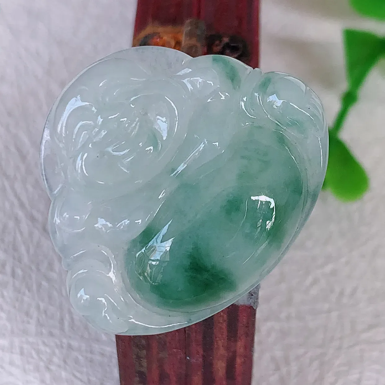 自然光实拍，冰胶飘花佛公吊坠，翡翠笑佛，饱满，开脸喜庆，配戴优雅迷人！#57.12