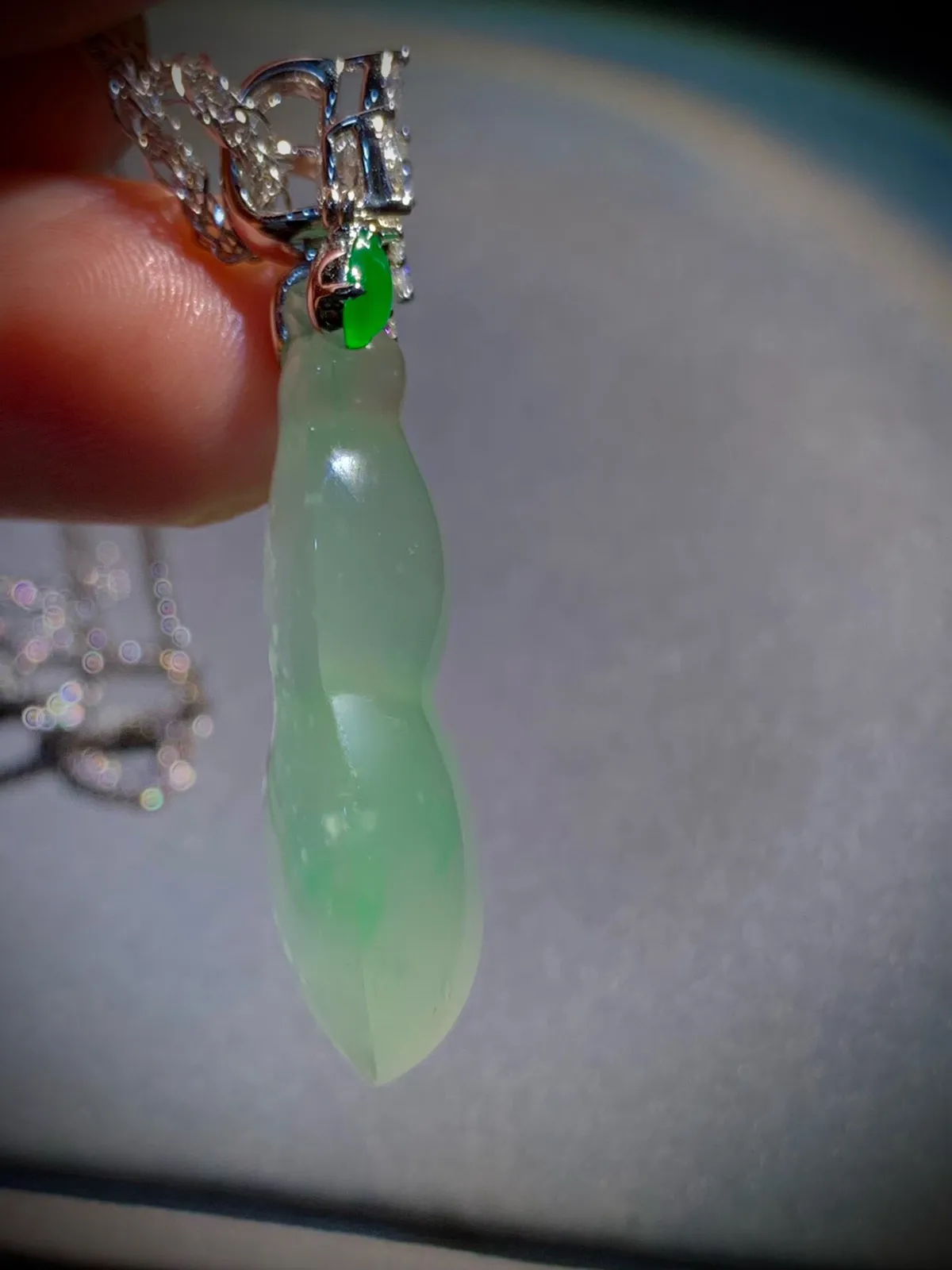木那雪花料精品葫芦，
裸石34.5-21.2-9.5mm，
18K金，南非钻，翡翠绿水滴，不配链