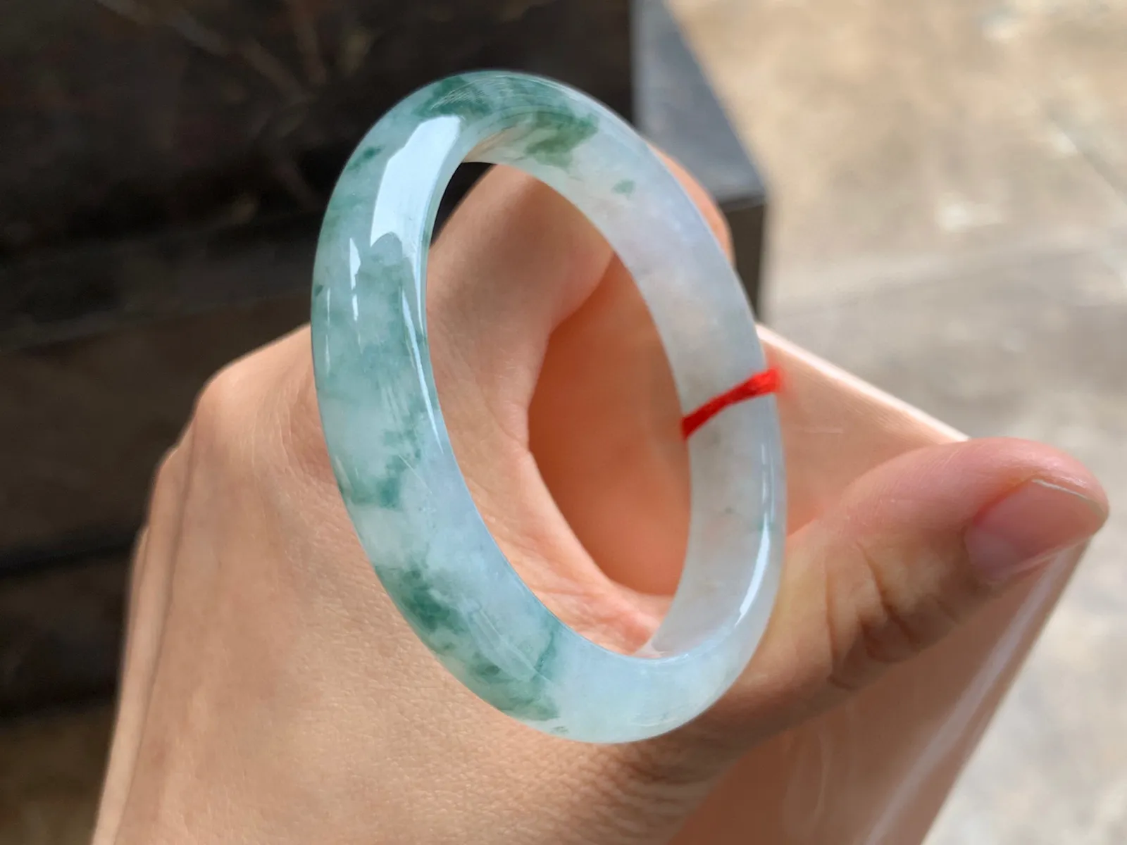 53-11-7mm
冰种飘花贵妃手镯 水润冰透 正圈50/51可戴