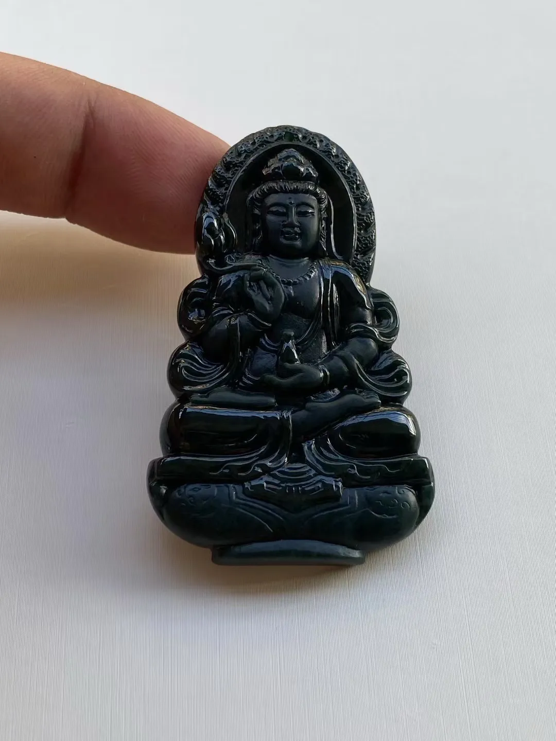 墨翠【大势至菩萨】细腻干净，黑度极黑、性价比高，雕工精湛，打灯透绿.