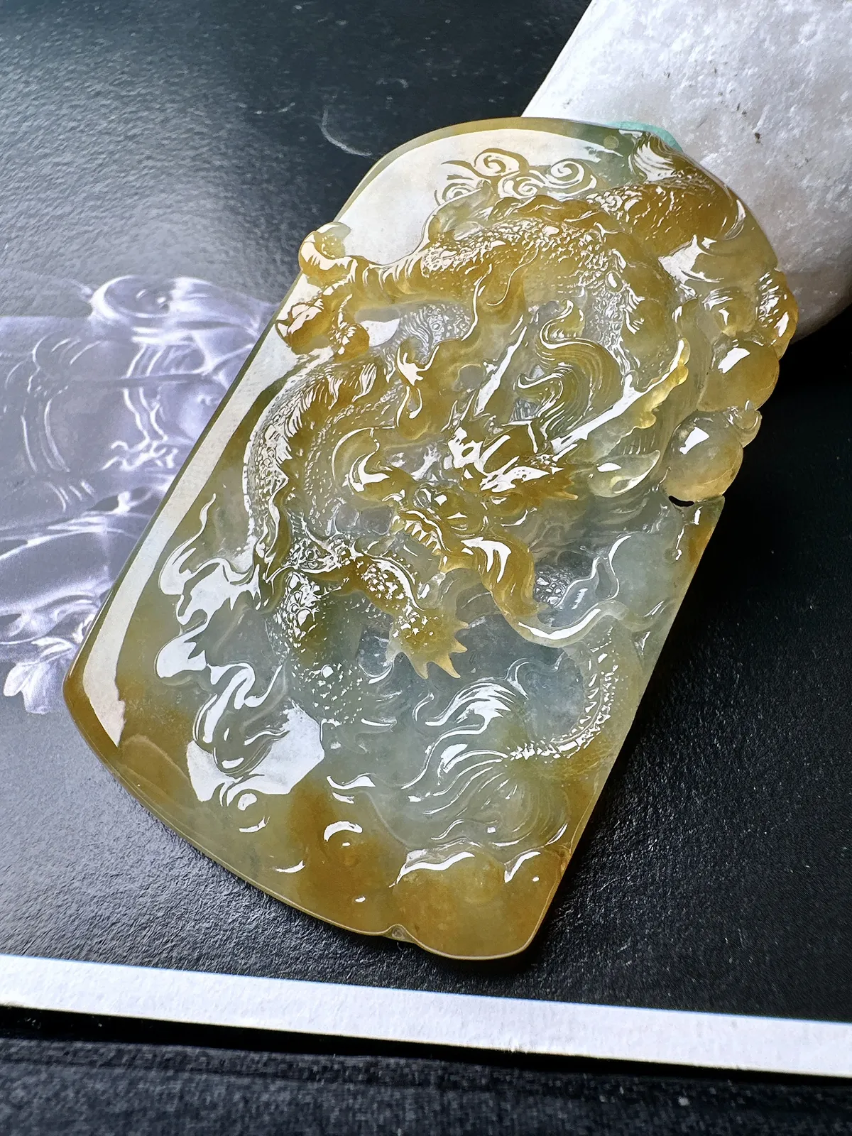 【冰种黄翡龙牌】冰润细腻，冰感好，质地很不错。雕工精细，佩戴效果好