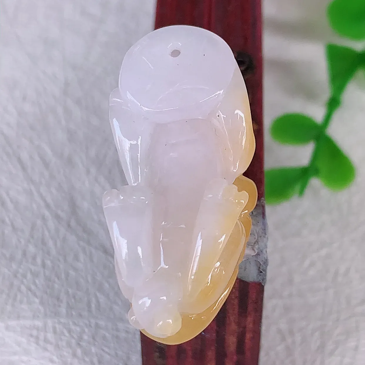 自然光实拍，冰润黄翡双彩翡翠招财貔貅吊坠，民间有“一摸貔貅运程旺盛，再摸貔貅财运滚滚，三摸貔貅平步青云 ”的美好祝愿。#57.12