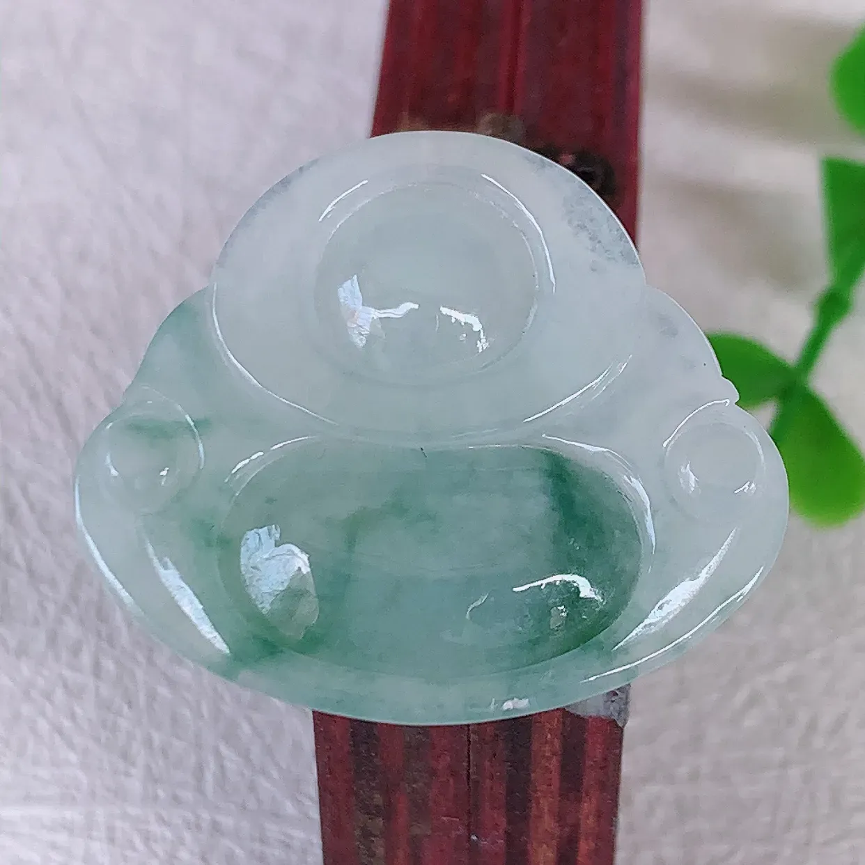 自然光实拍，冰胶飘花佛公吊坠，翡翠笑佛，饱满，开脸喜庆，配戴优雅迷人！#57.12