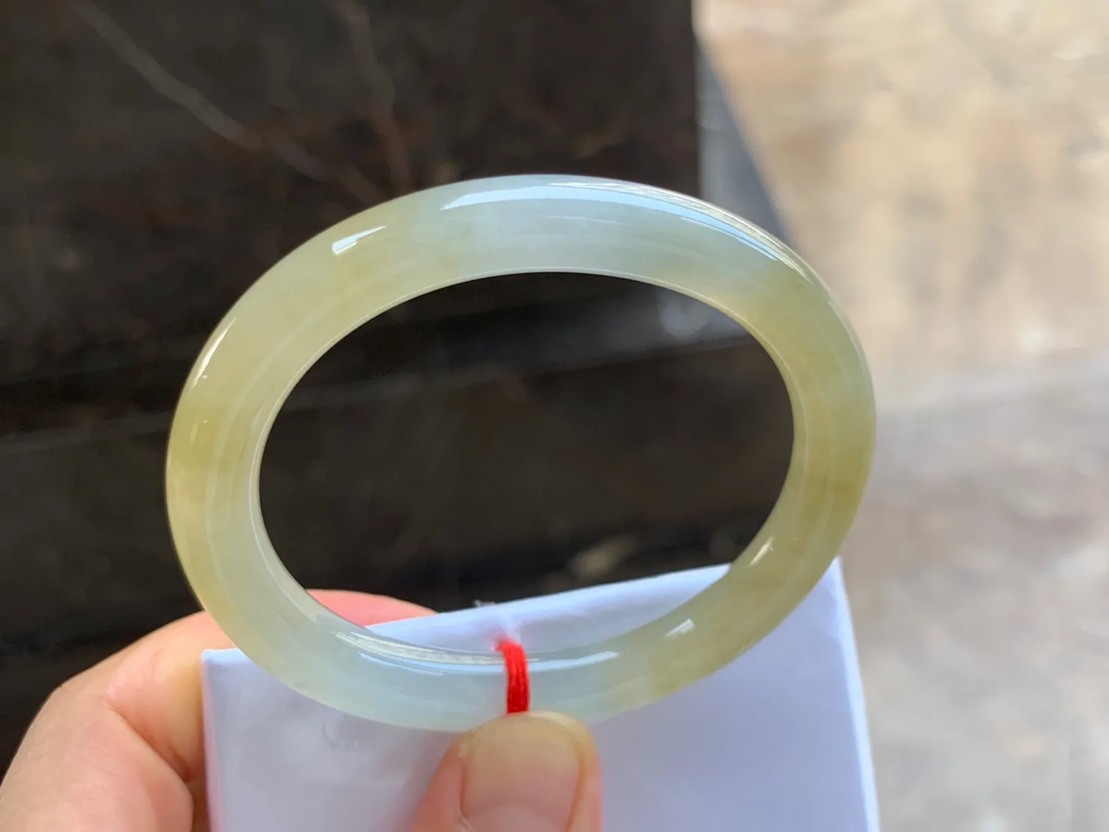 52-8mm
冰种黄翡圆条贵妃手镯  水润光泽 颜色漂亮 正圈50可戴
