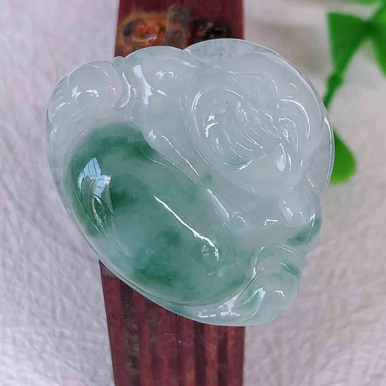 自然光实拍，冰胶飘花佛公吊坠，翡翠笑佛，饱满，开脸喜庆，配戴优雅迷人！#57.12