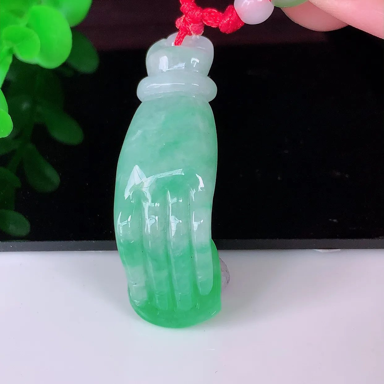 自然光实拍，冰润飘绿翡翠掌上明珠吊坠，种老水足，雕工精湛 ，寓意美好，佩戴时尚出众！#46.12