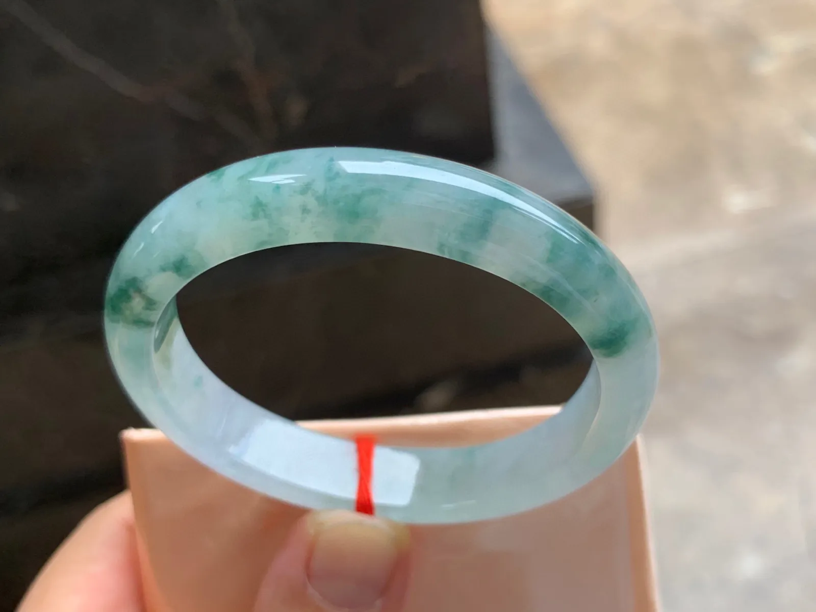 53-11-7mm
冰种飘花贵妃手镯 水润冰透 正圈50/51可戴