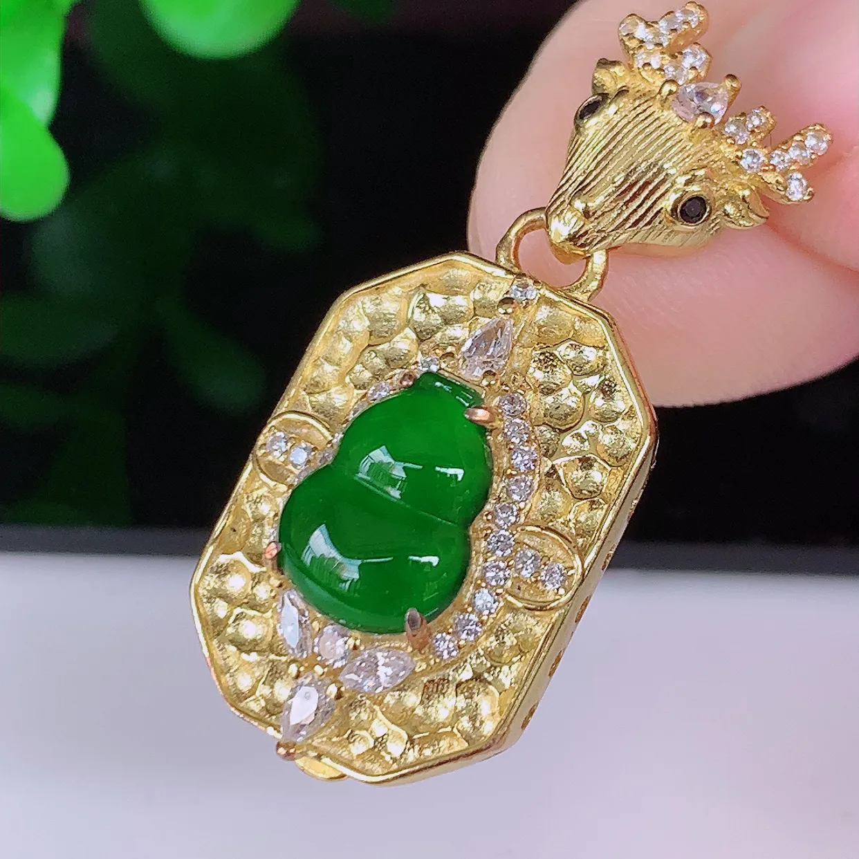冰透满绿葫芦翡翠925银镶嵌吊坠，自然光实拍，翠色灵动，颜色漂亮，种老水足，品相佳，佩戴佳品！#97.12整体32.5*14.5*9裸石9.5*7.2
