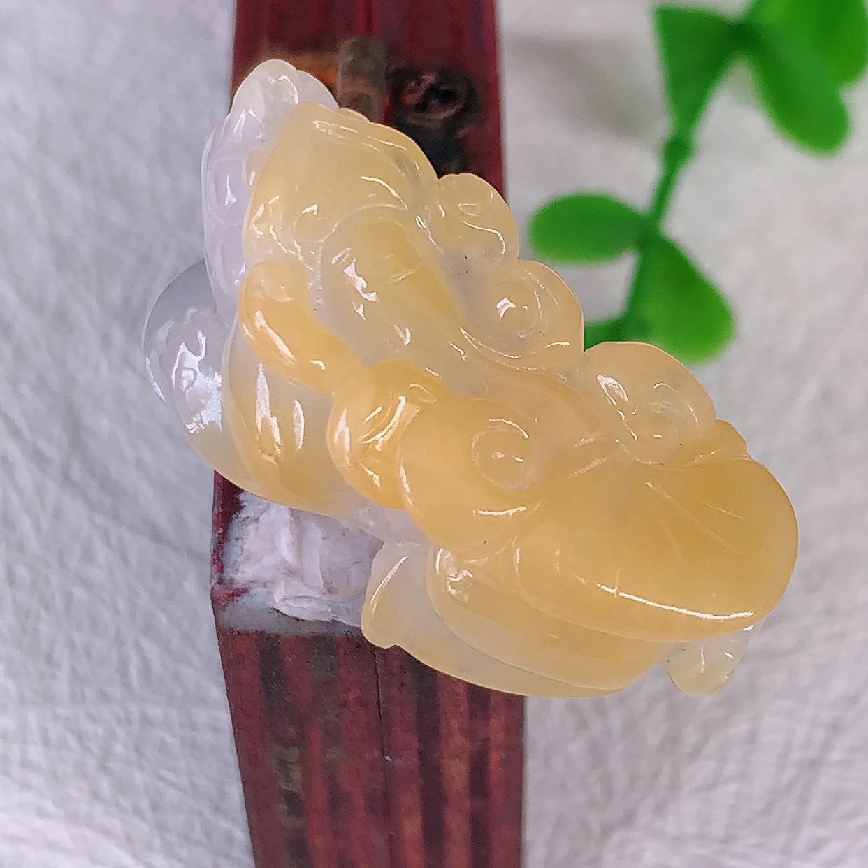 自然光实拍，冰润黄翡双彩翡翠招财貔貅吊坠，民间有“一摸貔貅运程旺盛，再摸貔貅财运滚滚，三摸貔貅平步青