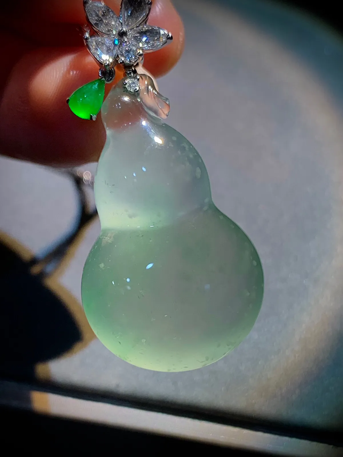 木那雪花料精品葫芦，
裸石34.5-21.2-9.5mm，
18K金，南非钻，翡翠绿水滴，不配链