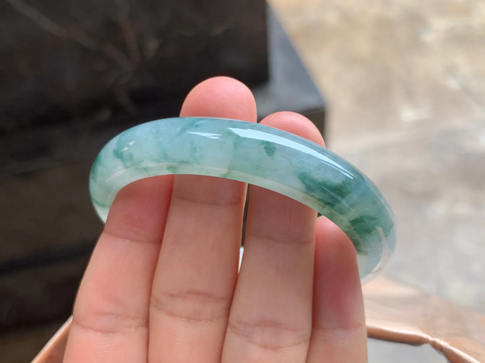 53-11-7mm
冰种飘花贵妃手镯 水润冰透 正圈50/51可戴
