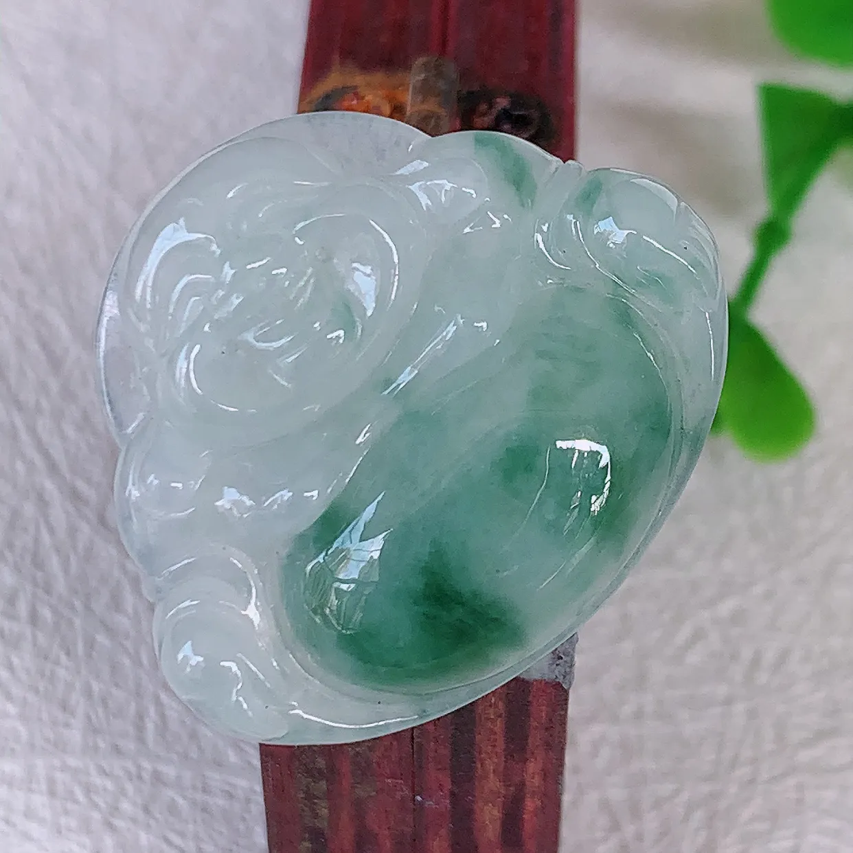 自然光实拍，冰胶飘花佛公吊坠，翡翠笑佛，饱满，开脸喜庆，配戴优雅迷人！#57.12
