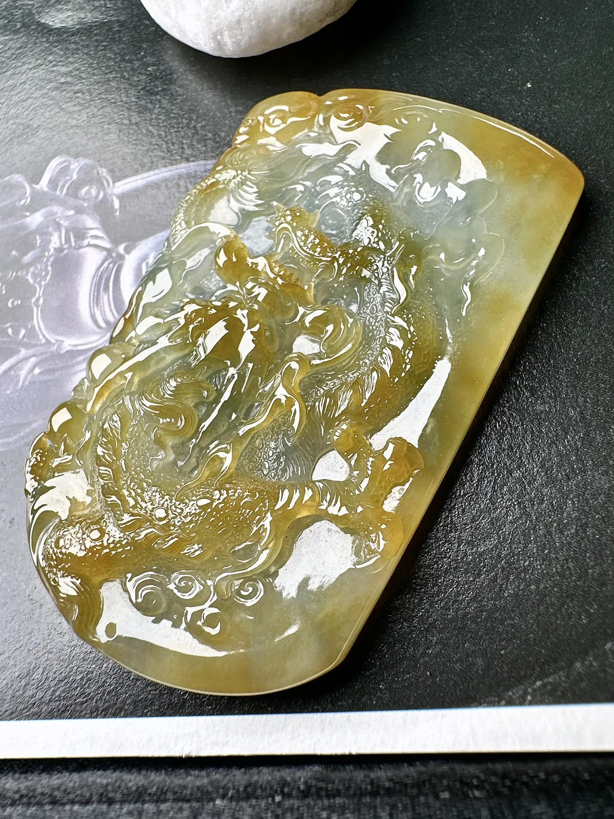 【冰种黄翡龙牌】冰润细腻，冰感好，质地很不错。雕工精细，佩戴效果好
