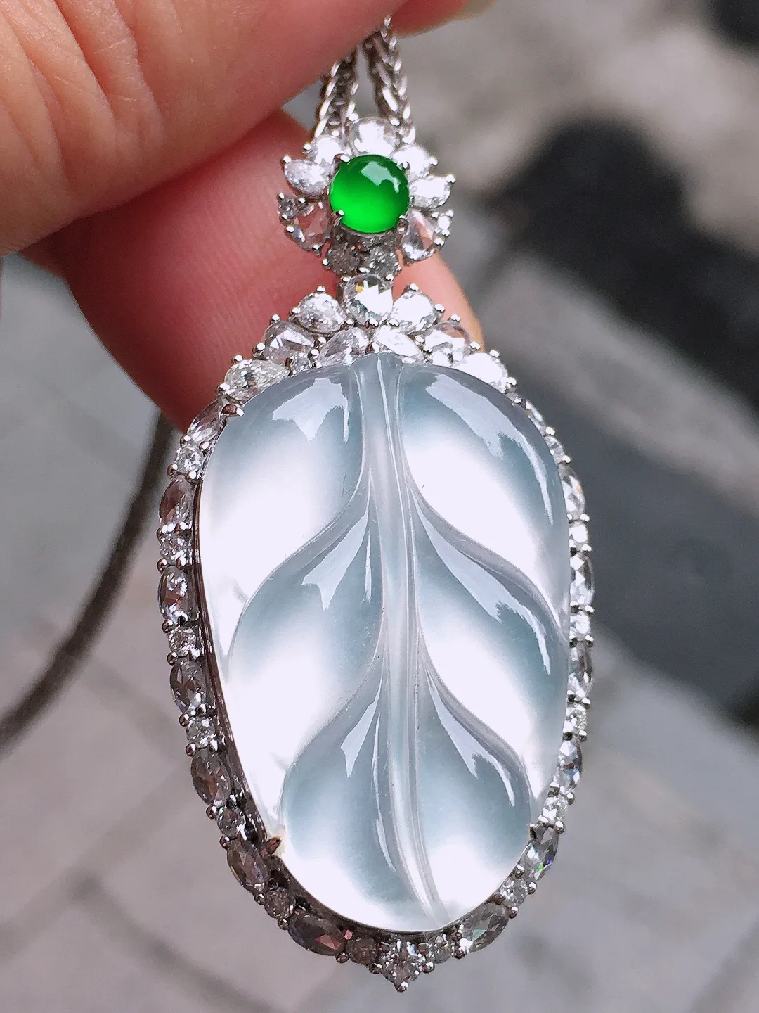 冰种玉叶吊坠，玉质细腻，荧光感超
强，饱满圆润，气质满满。18k
金豪华镶嵌