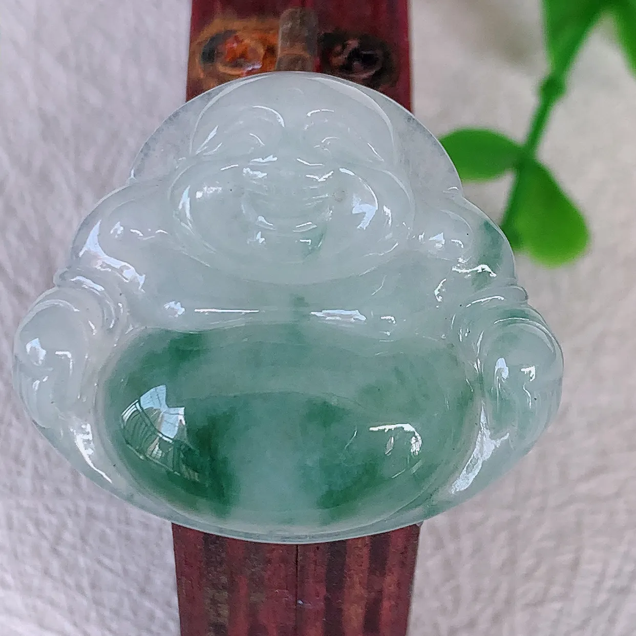 自然光实拍，冰胶飘花佛公吊坠，翡翠笑佛，饱满，开脸喜庆，配戴优雅迷人！#57.12