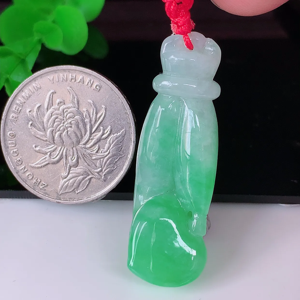 自然光实拍，冰润飘绿翡翠掌上明珠吊坠，种老水足，雕工精湛 ，寓意美好，佩戴时尚出众！#46.12