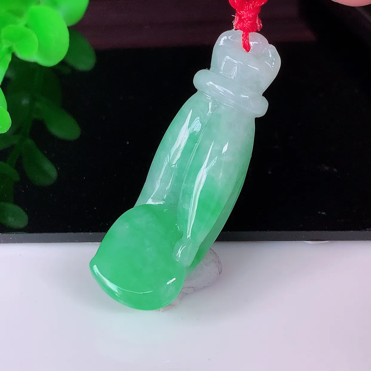 自然光实拍，冰润飘绿翡翠掌上明珠吊坠，种老水足，雕工精湛 ，寓意美好，佩戴时尚出众！#46.12