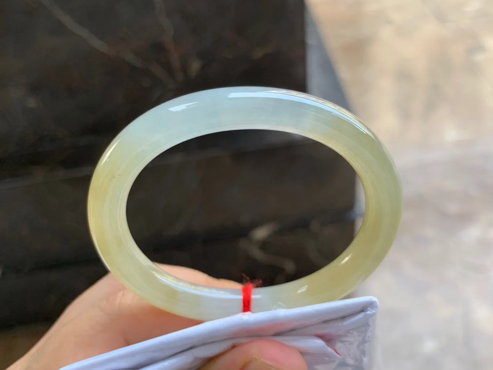 52-8mm
冰种黄翡圆条贵妃手镯  水润光泽 颜色漂亮 正圈50可戴