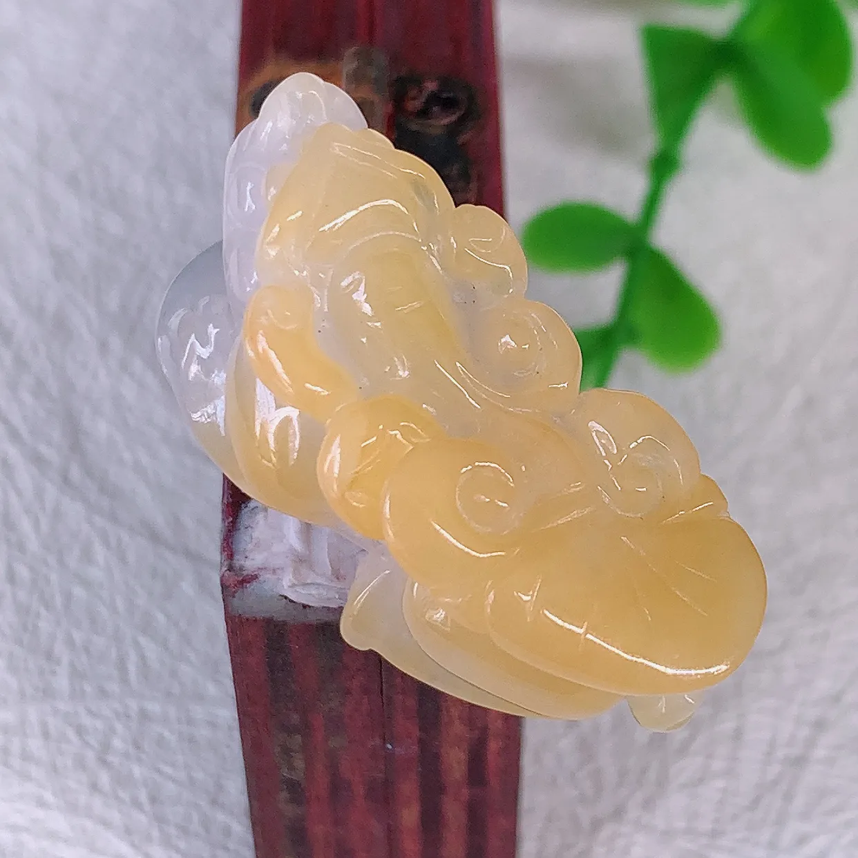 自然光实拍，冰润黄翡双彩翡翠招财貔貅吊坠，民间有“一摸貔貅运程旺盛，再摸貔貅财运滚滚，三摸貔貅平步青云 ”的美好祝愿。#57.12