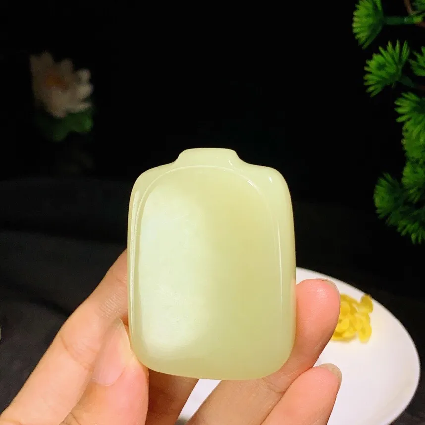 新疆若羌黄口料平安无事牌挂件。尺寸51.5/38.1/12.7重59克 玉质细腻油润 底色纯净 脂粉好，品质好！lt250814