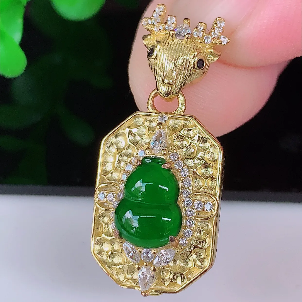 冰透满绿葫芦翡翠925银镶嵌吊坠，自然光实拍，翠色灵动，颜色漂亮，种老水足，品相佳，佩戴佳品！#97.12整体32.5*14.5*9裸石9.5*7.2
