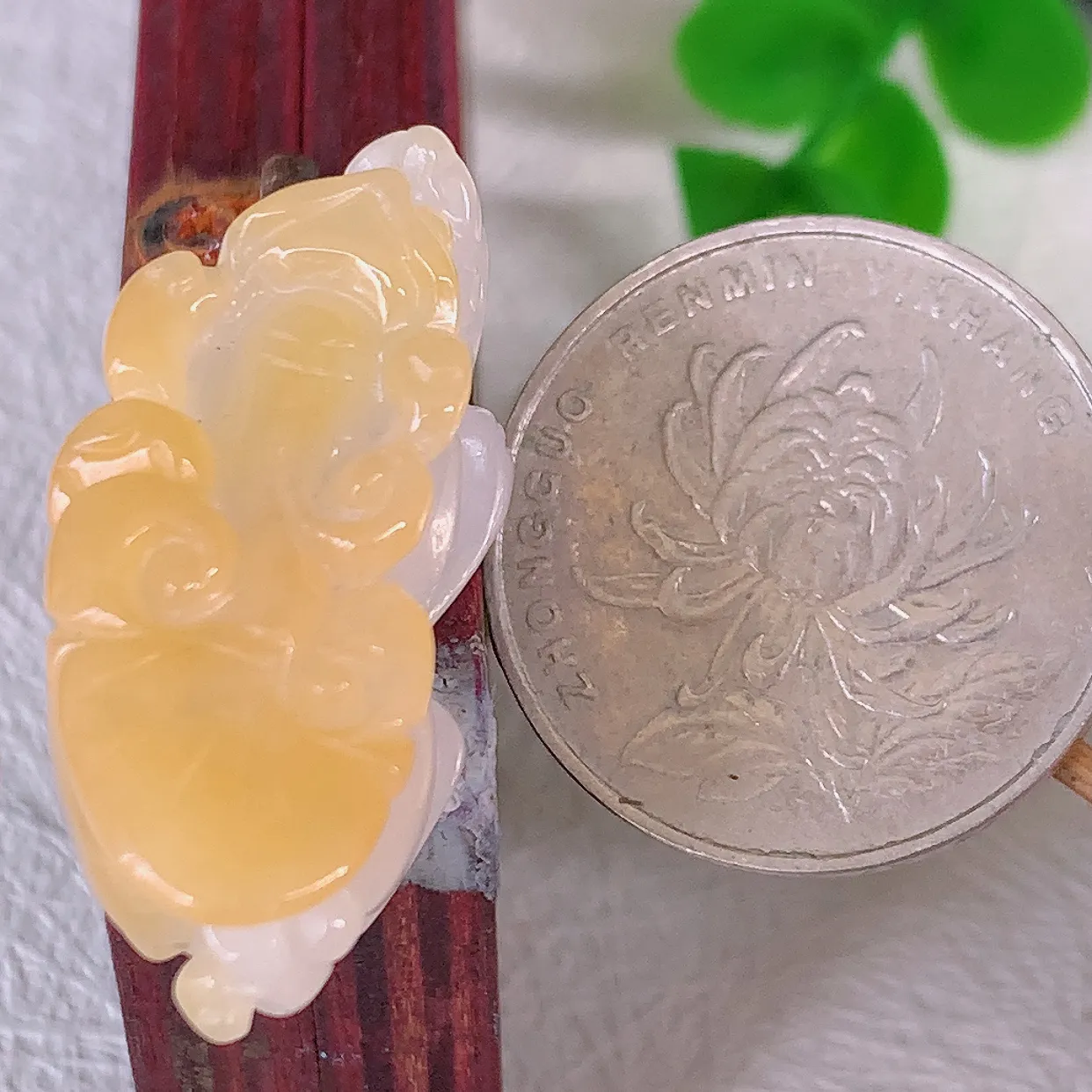 自然光实拍，冰润黄翡双彩翡翠招财貔貅吊坠，民间有“一摸貔貅运程旺盛，再摸貔貅财运滚滚，三摸貔貅平步青云 ”的美好祝愿。#57.12