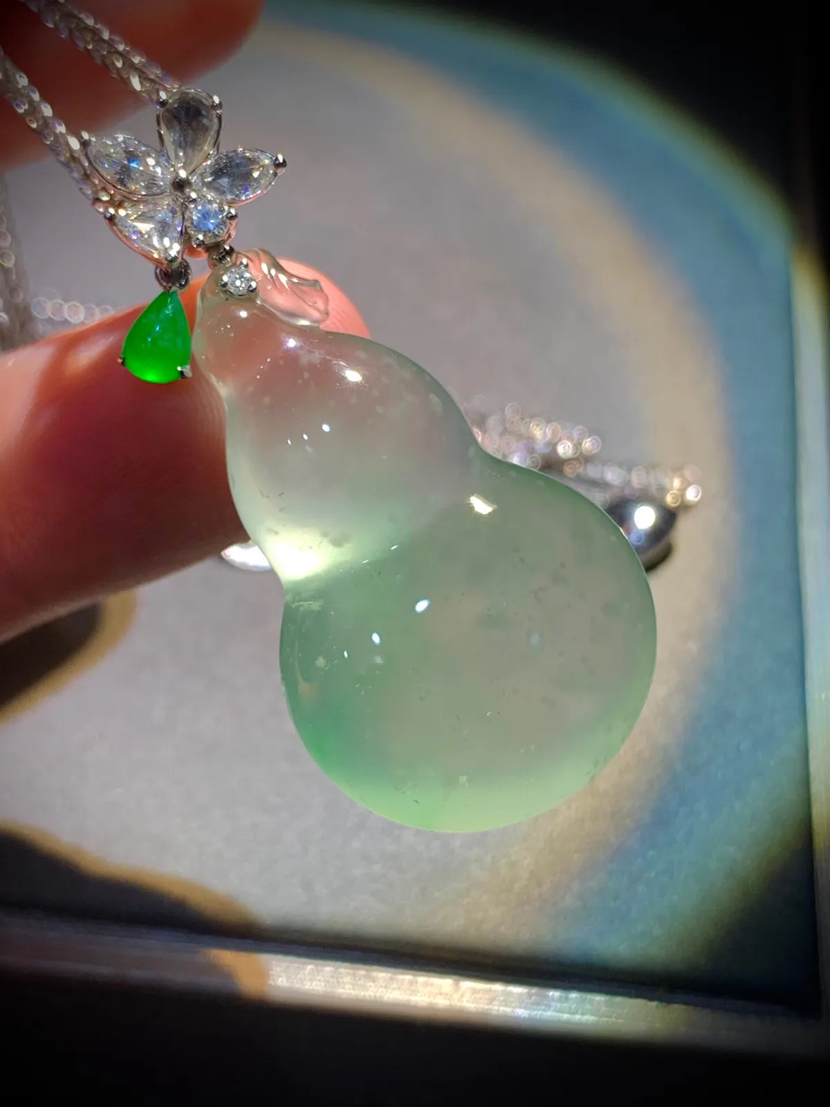 木那雪花料精品葫芦，
裸石34.5-21.2-9.5mm，
18K金，南非钻，翡翠绿水滴，不配链