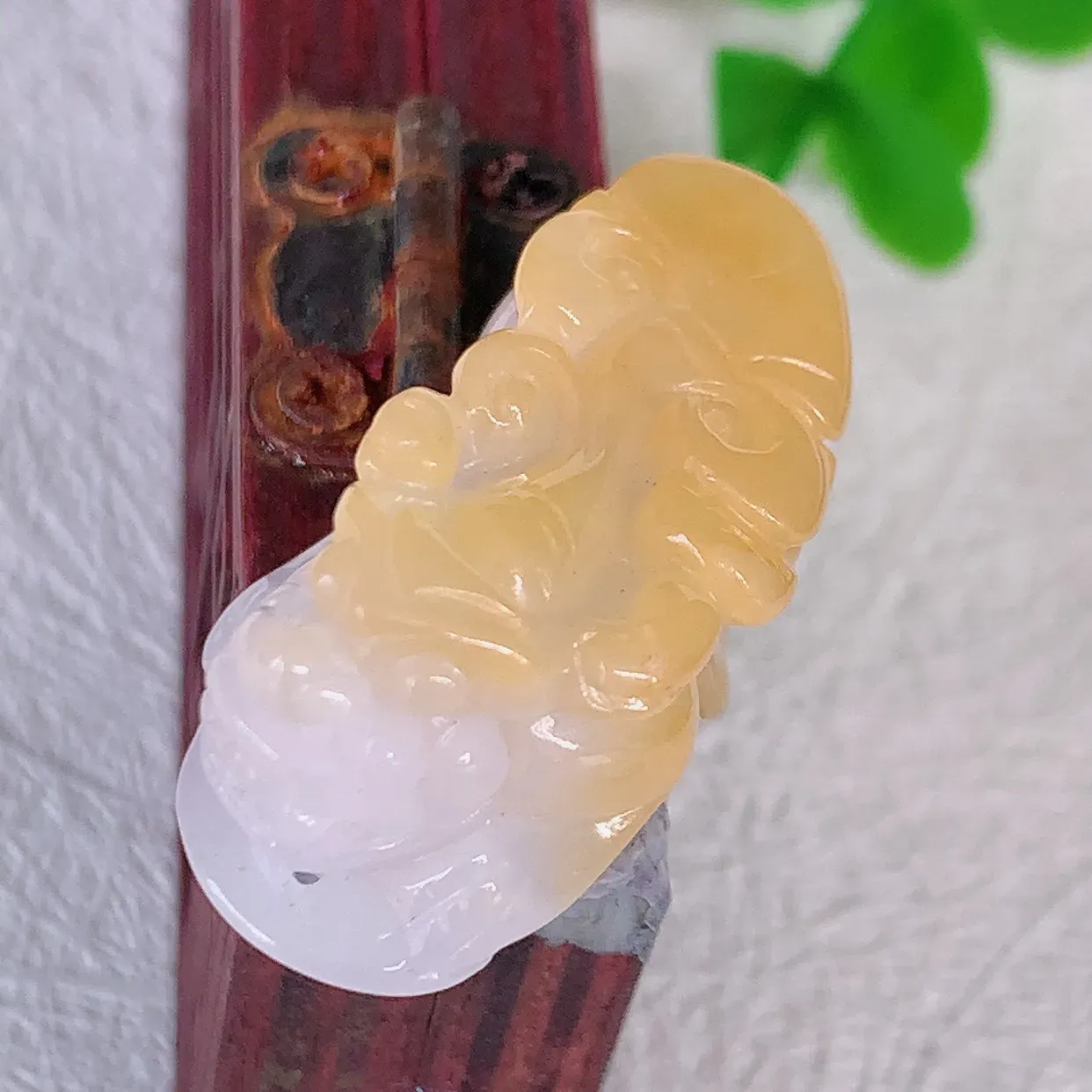 自然光实拍，冰润黄翡双彩翡翠招财貔貅吊坠，民间有“一摸貔貅运程旺盛，再摸貔貅财运滚滚，三摸貔貅平步青云 ”的美好祝愿。#57.12