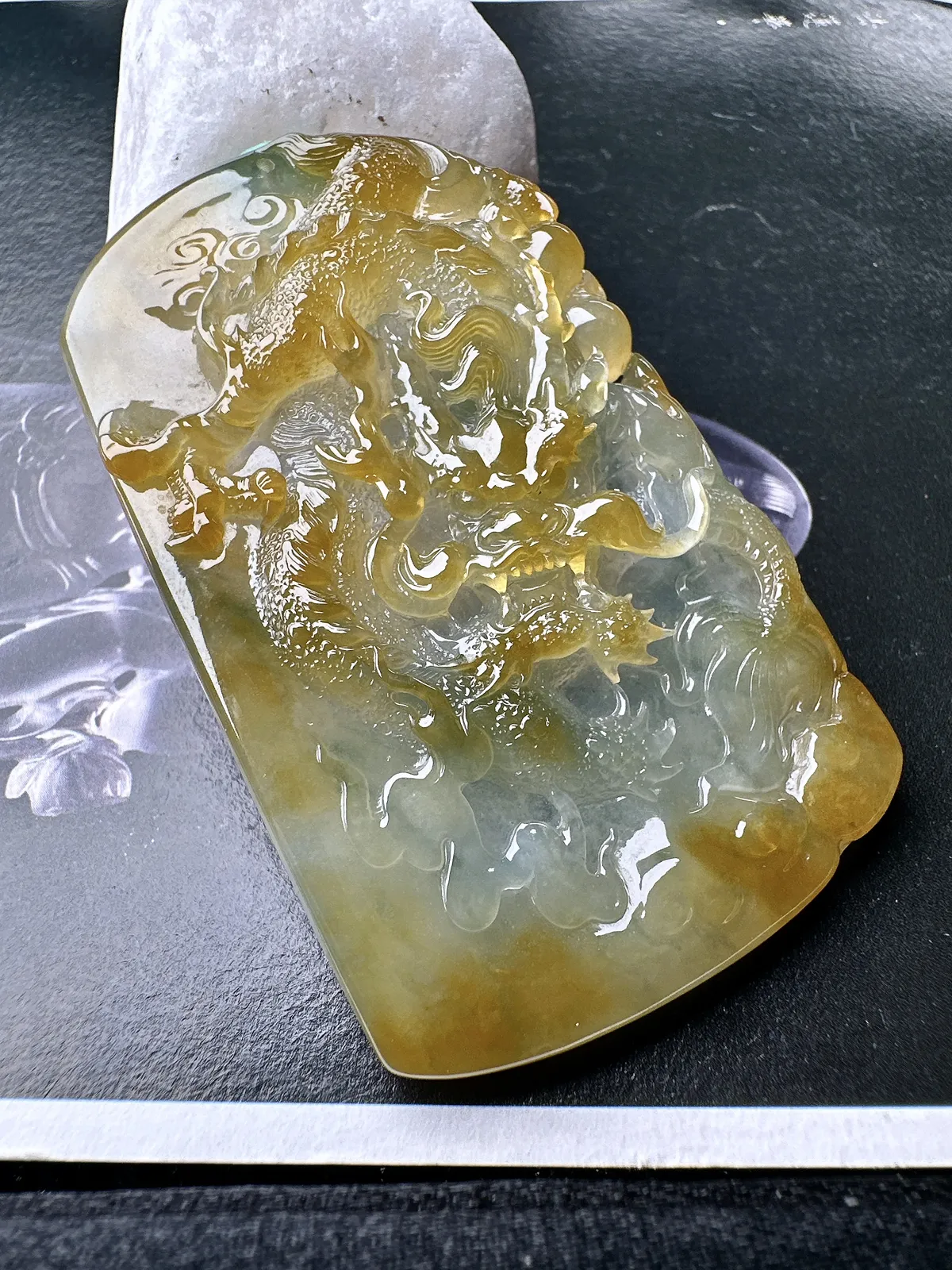 【冰种黄翡龙牌】冰润细腻，冰感好，质地很不错。雕工精细，佩戴效果好