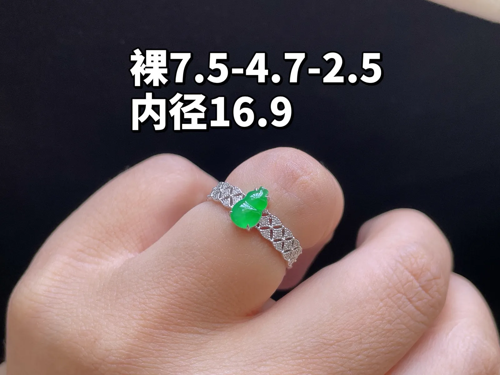 18K 满色·葫芦戒指

裸7.5-4.6-2.5
内径16.9