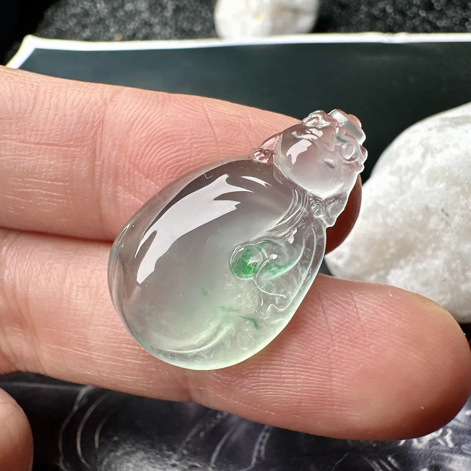 【玻璃种飘绿钱袋子】小精品。饱满度上佳，质地非常细腻，冰润通透