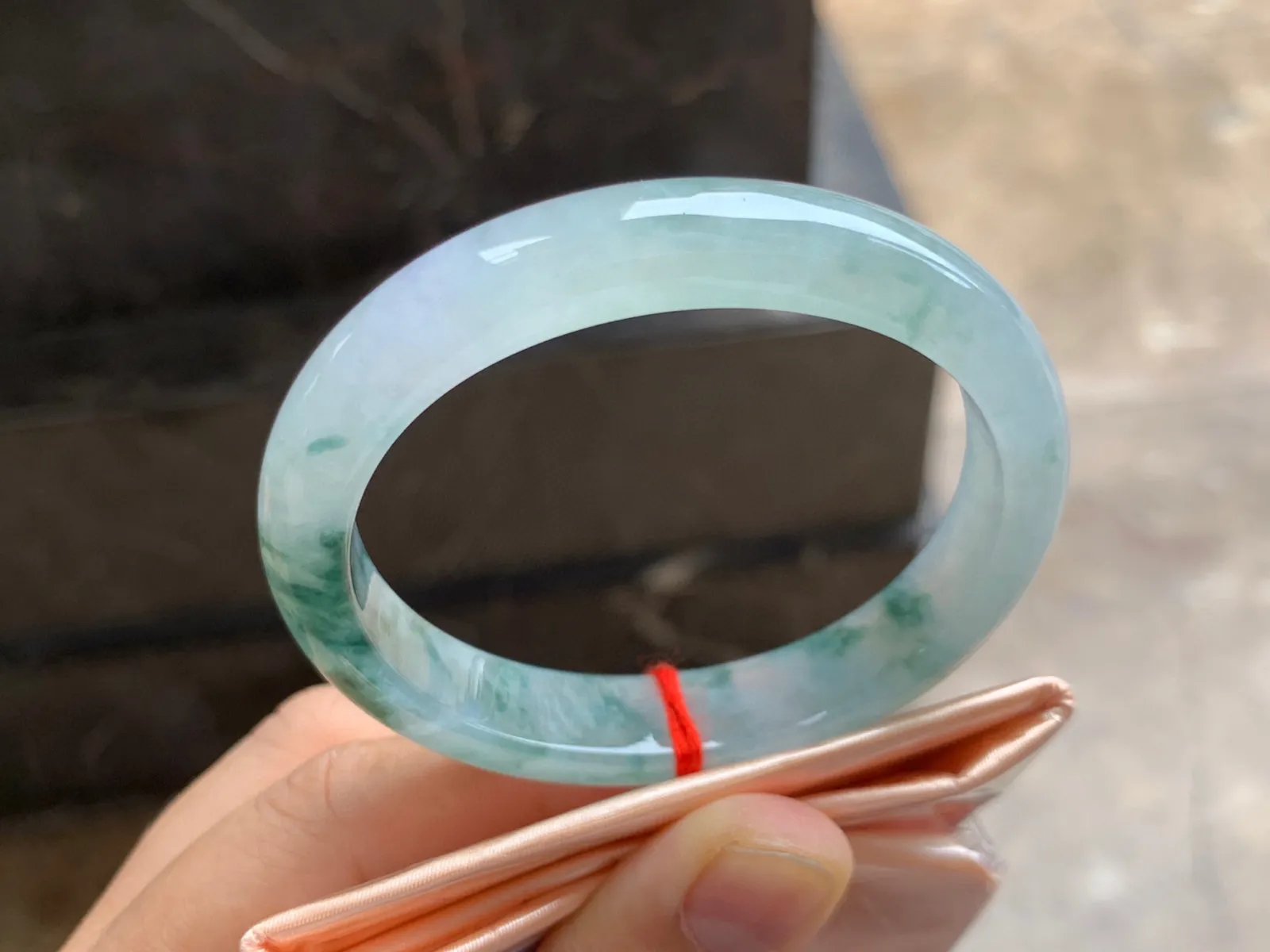 53-11-7mm
冰种飘花贵妃手镯 水润冰透 正圈50/51可戴