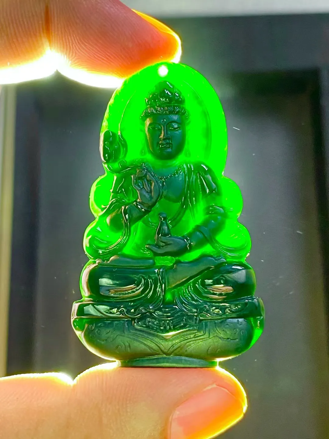 墨翠【大势至菩萨】细腻干净，黑度极黑、性价比高，雕工精湛，打灯透绿.