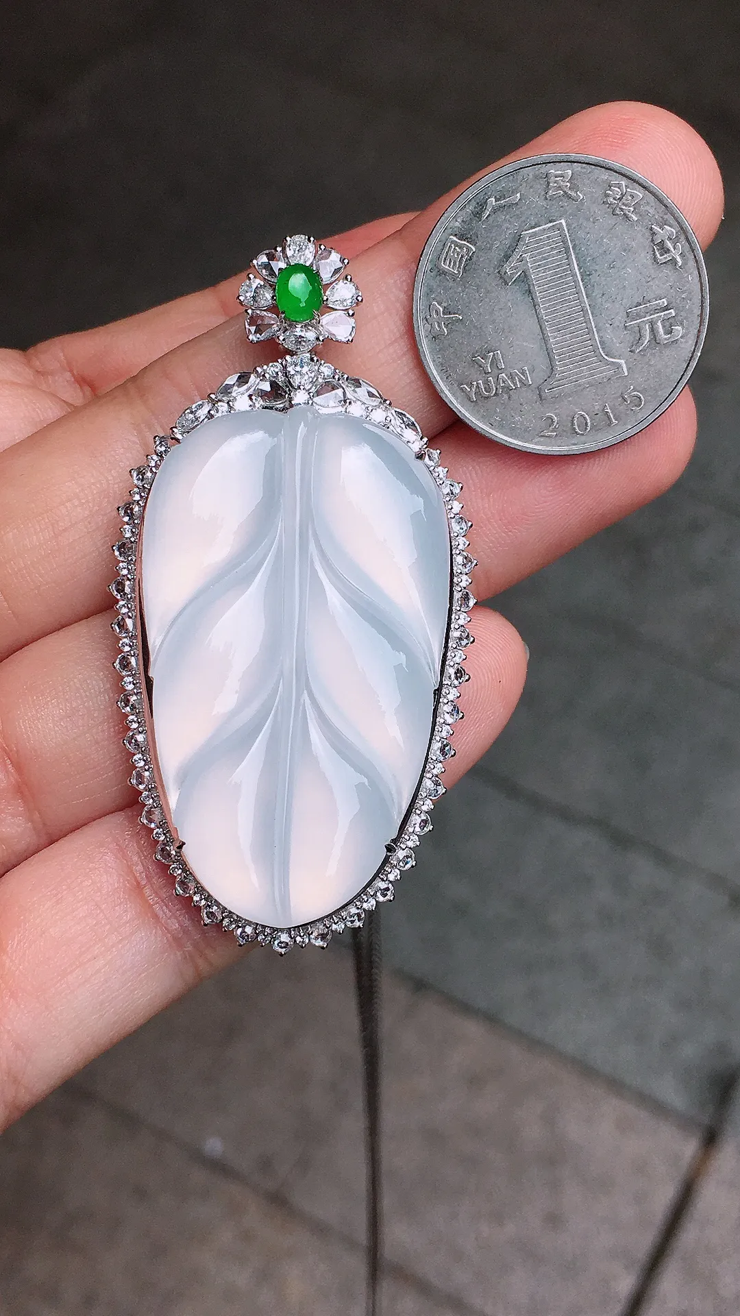 冰种玉叶吊坠，玉质细腻，荧光感超
强，饱满圆润，气质满满。18k
金豪华镶嵌