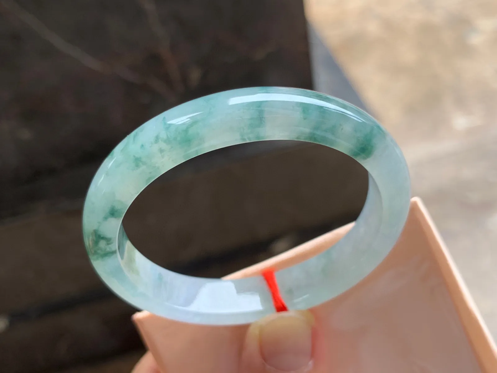 53-11-7mm
冰种飘花贵妃手镯 水润冰透 正圈50/51可戴