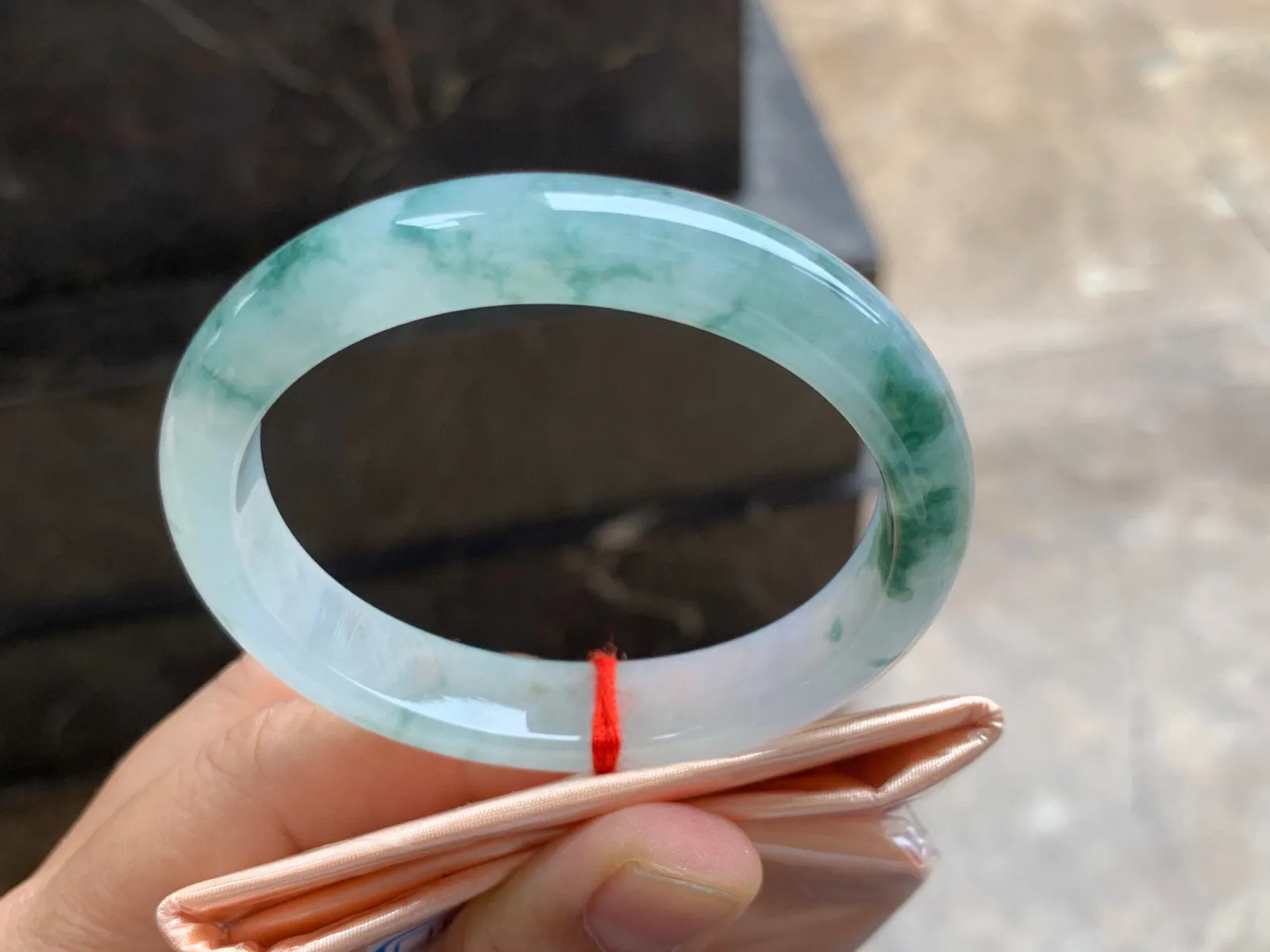 53-11-7mm
冰种飘花贵妃手镯 水润冰透 正圈50/51可戴