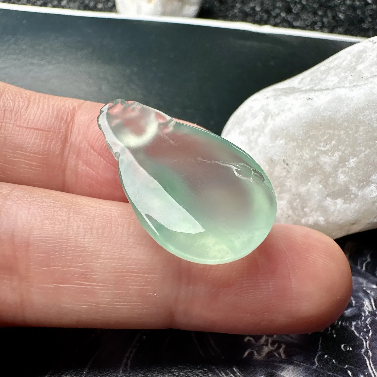 【玻璃种飘绿钱袋子】小精品。饱满度上佳，质地非常细腻，冰润通透