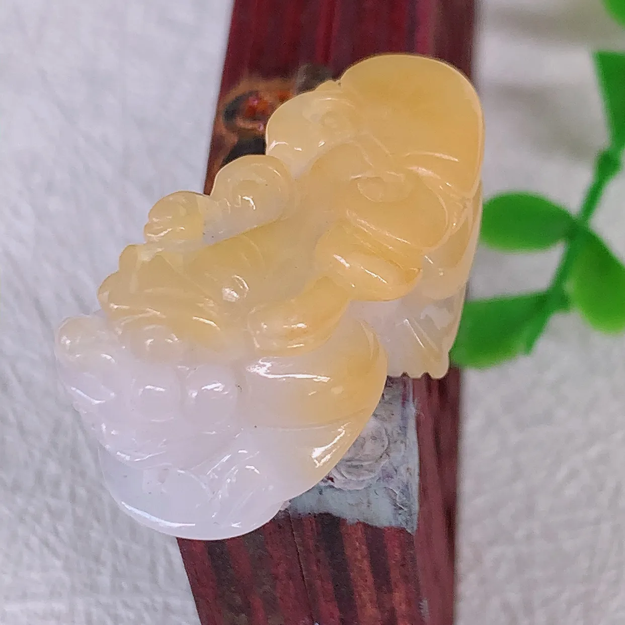 自然光实拍，冰润黄翡双彩翡翠招财貔貅吊坠，民间有“一摸貔貅运程旺盛，再摸貔貅财运滚滚，三摸貔貅平步青云 ”的美好祝愿。#57.12