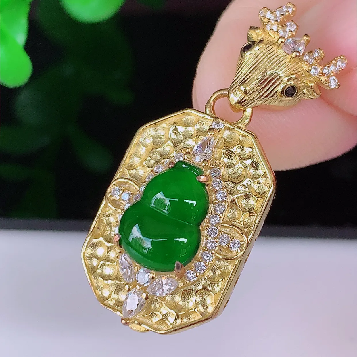 冰透满绿葫芦翡翠925银镶嵌吊坠，自然光实拍，翠色灵动，颜色漂亮，种老水足，品相佳，佩戴佳品！#97.12整体32.5*14.5*9裸石9.5*7.2