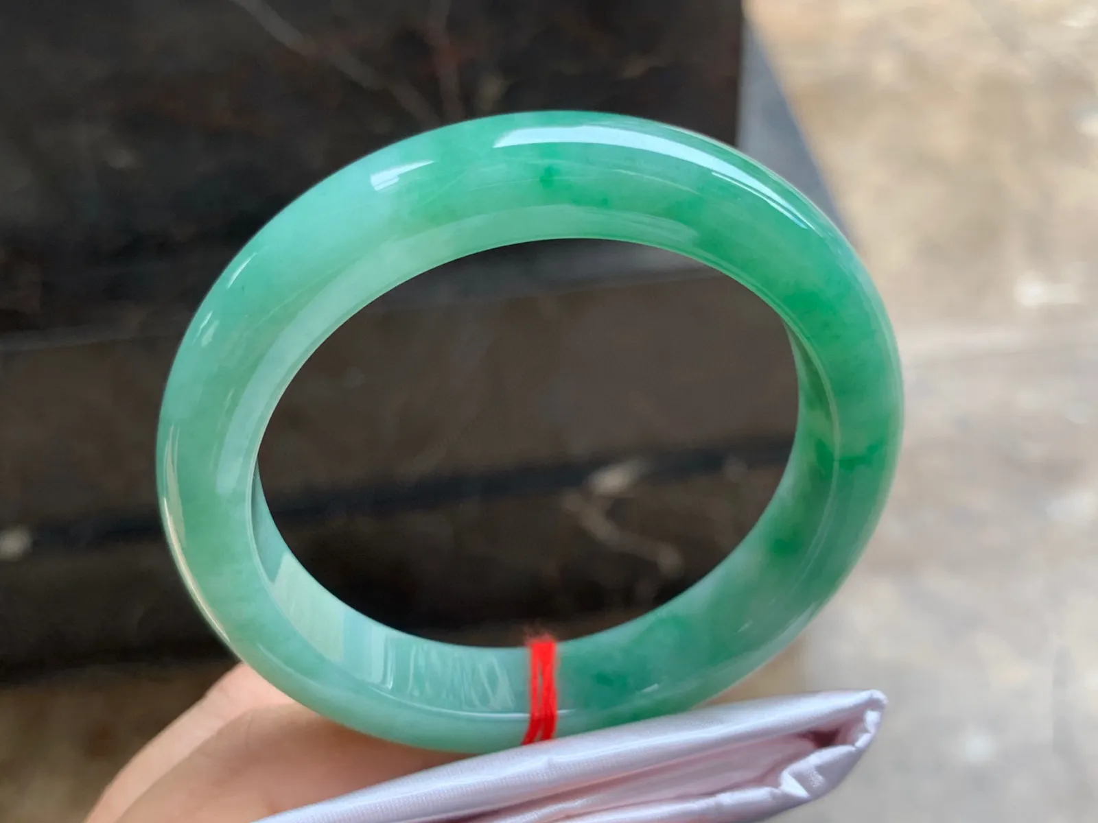 58-12-9mm
豆绿色手镯 底子细腻 颜色漂亮