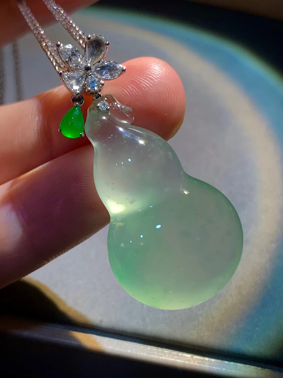 木那雪花料精品葫芦，
裸石34.5-21.2-9.5mm，
18K金，南非钻，翡翠绿水滴，不配链