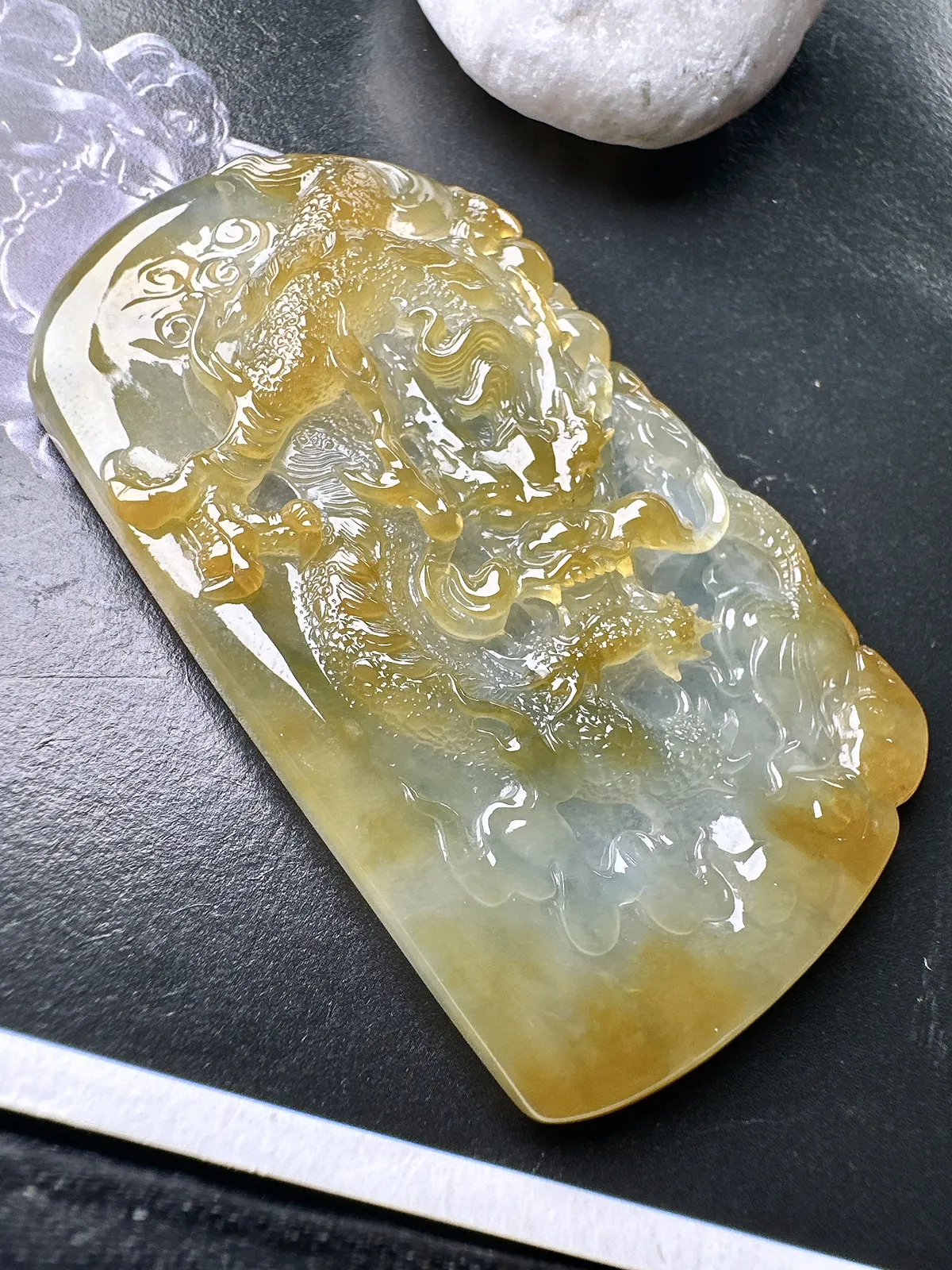 【冰种黄翡龙牌】冰润细腻，冰感好，质地很不错。雕工精细，佩戴效果好