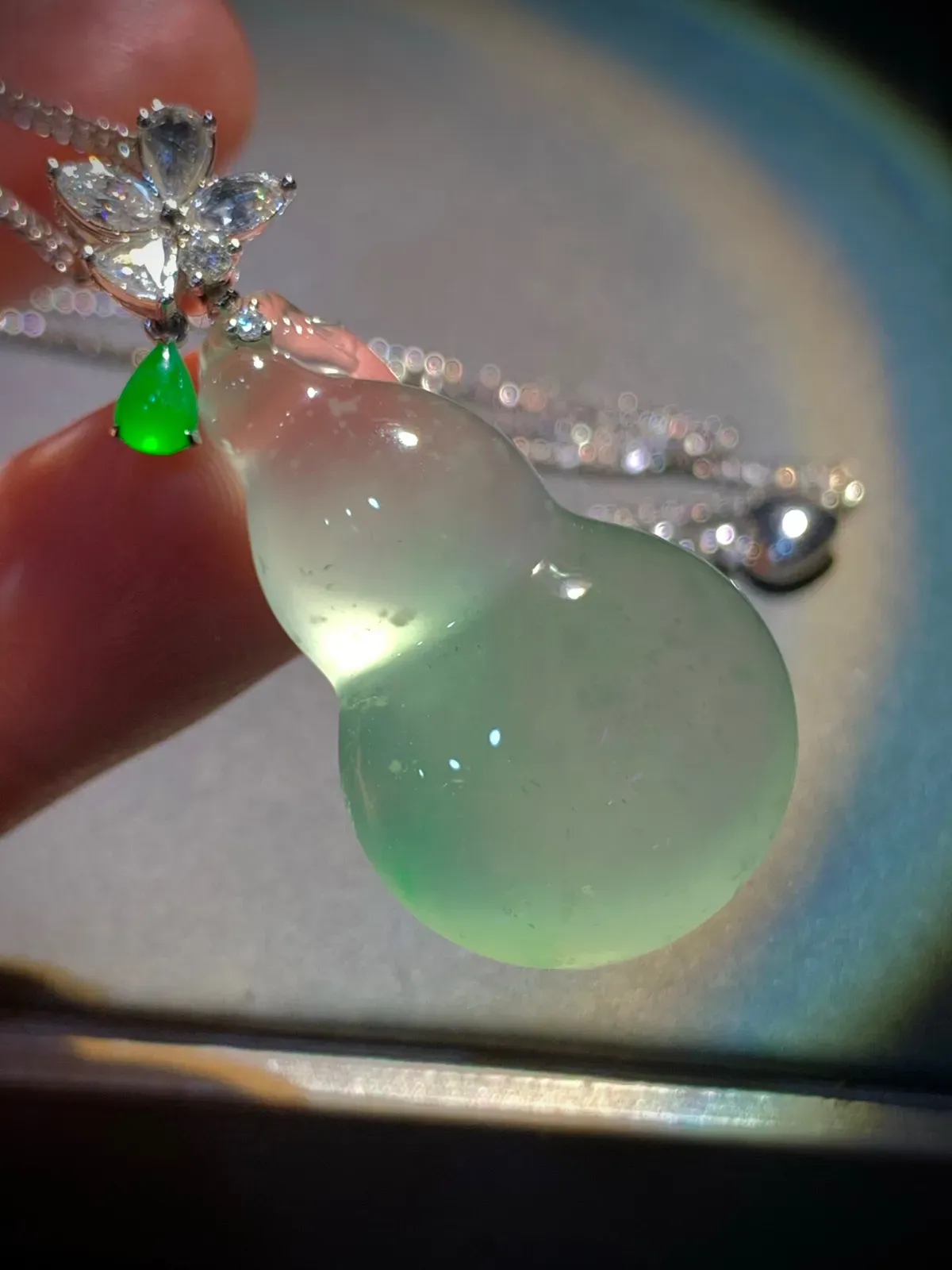 木那雪花料精品葫芦，
裸石34.5-21.2-9.5mm，
18K金，南非钻，翡翠绿水滴，不配链
