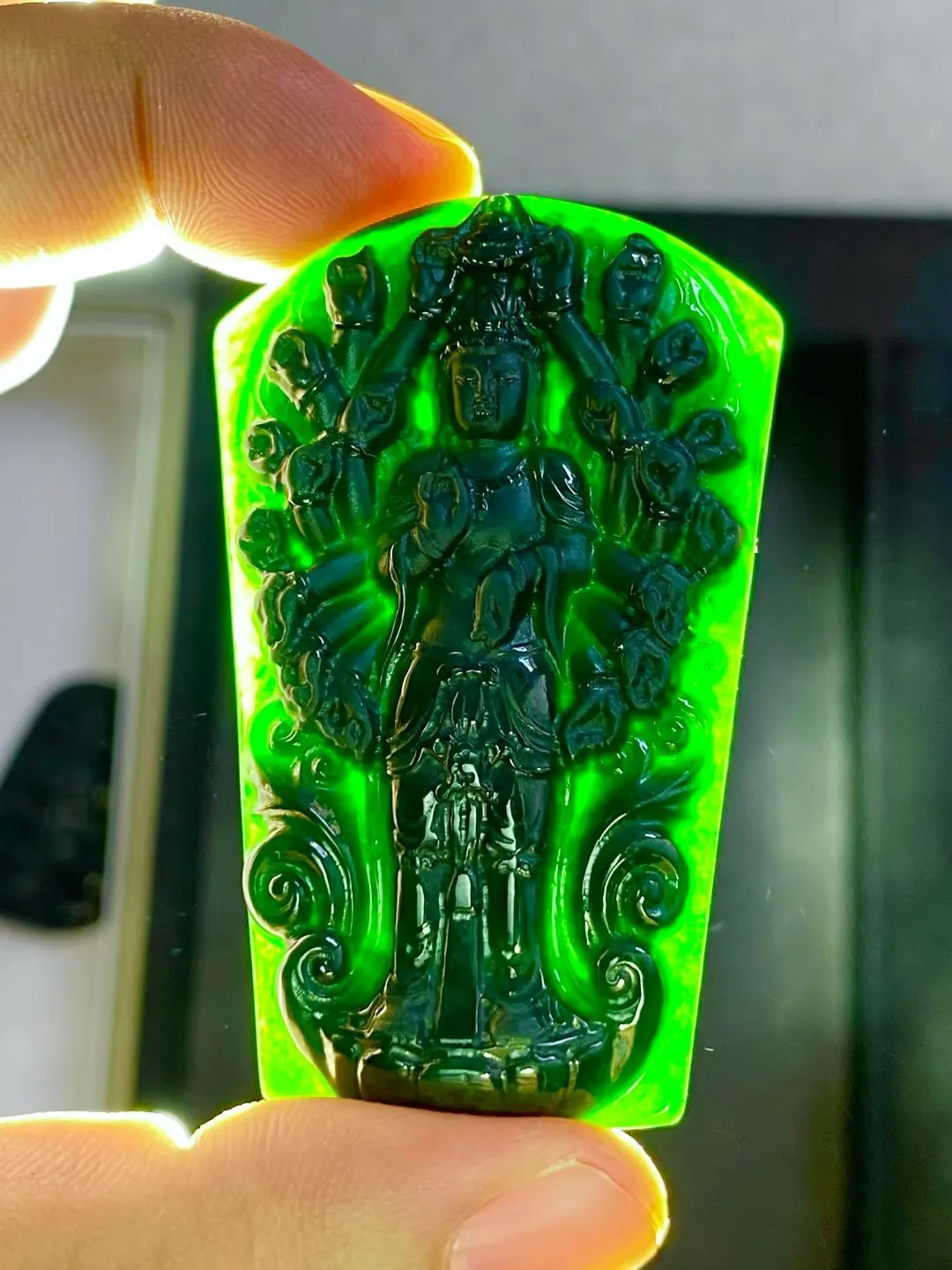 墨翠【千手观音】细腻干净，黑度好，性价比高，雕工精湛，打灯透绿‘