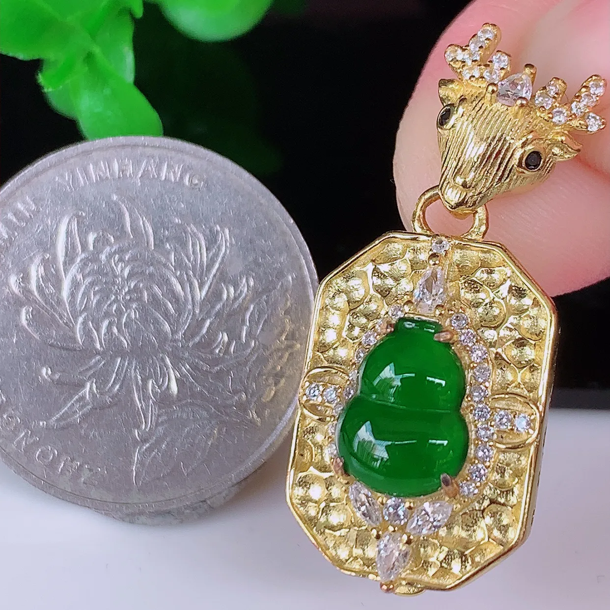冰透满绿葫芦翡翠925银镶嵌吊坠，自然光实拍，翠色灵动，颜色漂亮，种老水足，品相佳，佩戴佳品！#97.12整体32.5*14.5*9裸石9.5*7.2