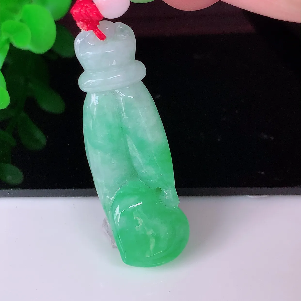 自然光实拍，冰润飘绿翡翠掌上明珠吊坠，种老水足，雕工精湛 ，寓意美好，佩戴时尚出众！#46.12