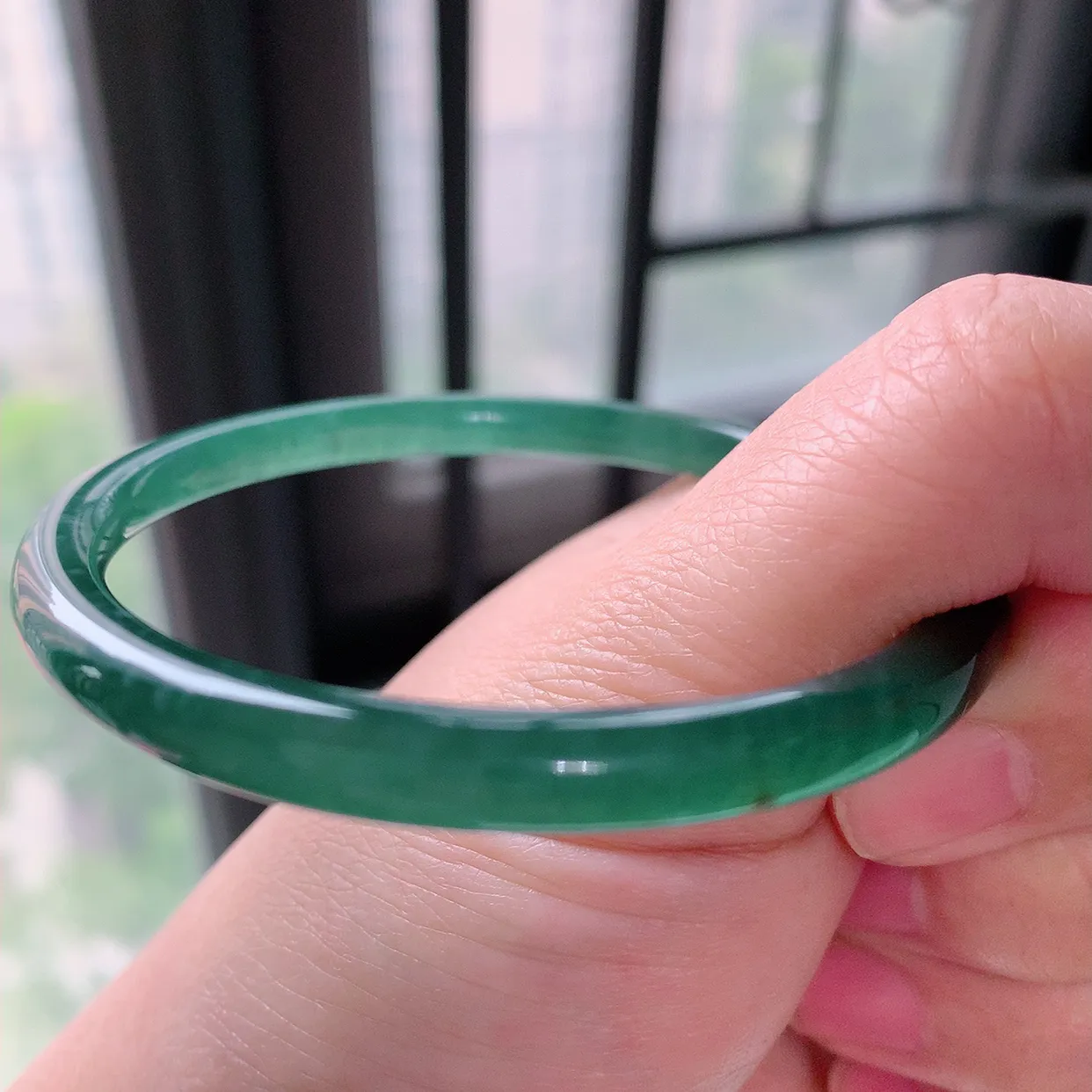 自然光实拍，56-57圈口 冰种翡翠圆条手镯：天然翡翠A货  底子细腻  种老肉细  上手大气上档次！005.1尺寸56.5*5.8mm